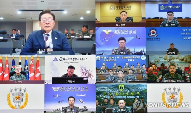 President Lee Jae-myung (L, top) holds a video conference with military commanders during his visit to the Joint Chiefs of Staff's command center in Seoul on June 4, 2025, in this photo provided by the defense ministry. (PHOTO NOT FOR SALE) (Yonhap)