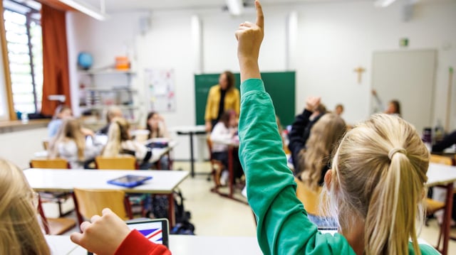 Schülerinnen einer sechsten Klasse melden sich in einem Klassenraum in Schrobenhausen (Bayern).