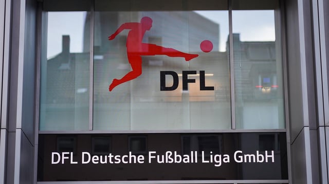 Das Logo der DFL am Eingang der DFL-Zentrale in Frankfurt