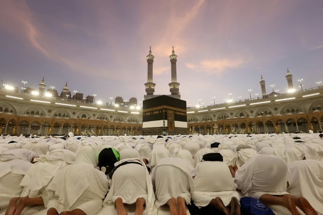 Mehr als eine Million Gläubige haben in Mekka die muslimische Pilgerfahrt Hadsch eingeläutet.