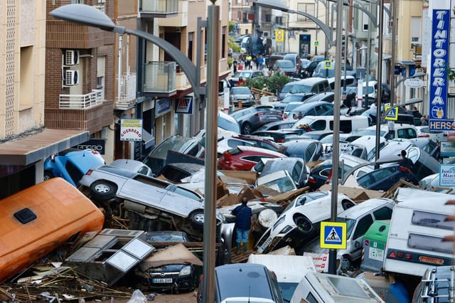 Estampa de una calle de Paiporta el día después de la dana.