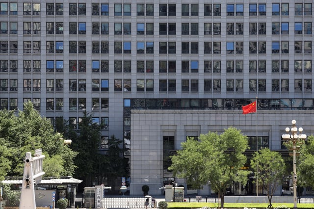 A Chinese flag flutters at the Chinese Ministry of Commerce building in Beijing, China June 4, 2025. REUTERS/Florence Lo
