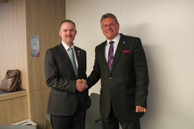 El secretario de Comercio de EEUU, Jamieson Greer, y el comisario de Comercio de la Comisión Europea, Maros Sefcovic, durante su reunión este miércoles en París.