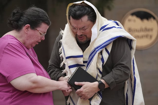 Vickie Gottlieb, left, of Greeley, Colo., joins her husband, Troy, in a prayer for victims of an attack outside of the Boulder County, Colo., courthouse Monday, June 2, 2025, in Boulder, Colo. (AP Photo/David Zalubowski)