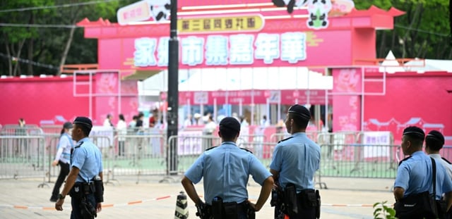 Des policiers chinois patrouillent dans le parc Victoria, où se sont tenues pendant des années des commémorations de la répression de Tiananmen, à Hong Kong, le 3 juin 2025