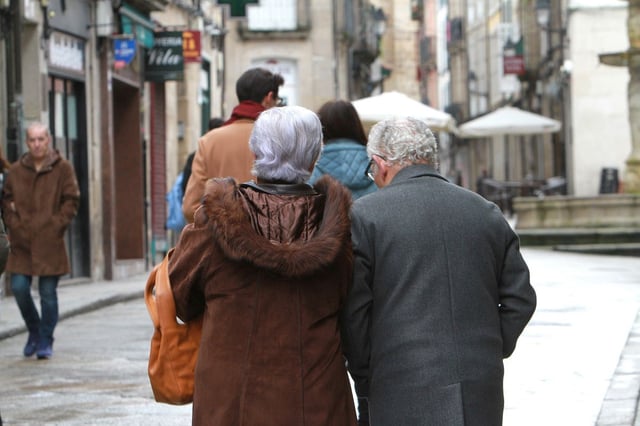 Pareja de jubilados paseando.