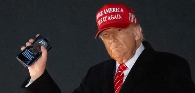 Donald Trump beim Verlassen der „Air Force One“ in Maryland mit besagtem Handy-Sperrbild