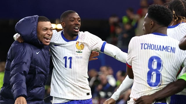 Frankreich Ousmane Dembele und Kylian Mbappe bejubeln ihren Treffer