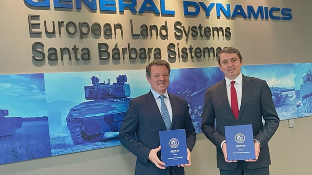 El director general de Santa Bárbara, Juan Escriña y el presidente de GDELS, Antonio Bueno.