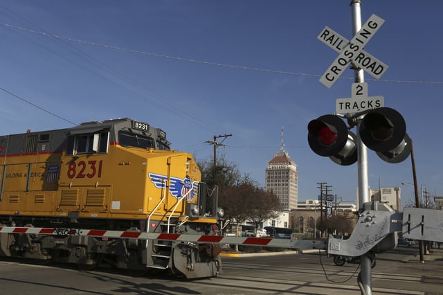 A freight locomotive rolls across an intersection in Fresno, California January 6, 2015. REUTERS/Robert Galbraith/File Photo