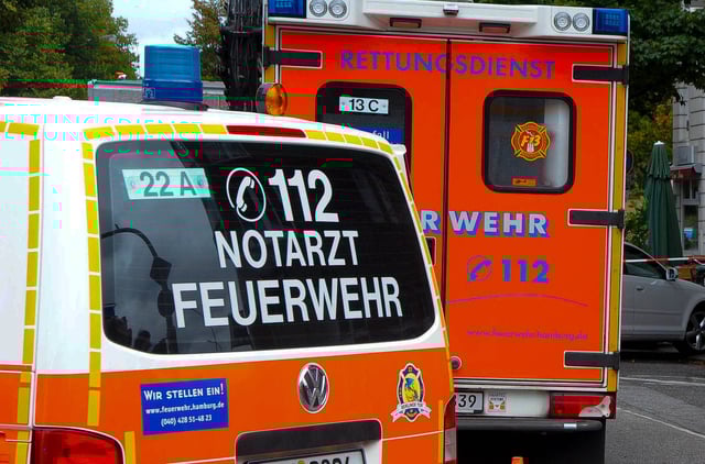 Notarzt und Rettungswagen im Einsatz (Symbolbild).