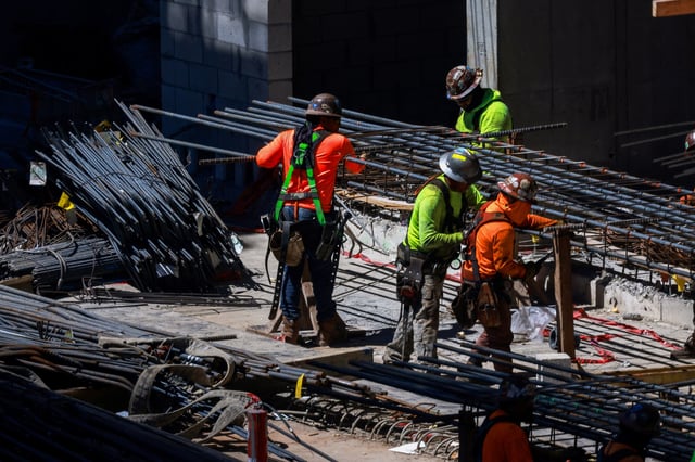 Des travailleurs installent des barres en acier sur un chantier de construction à Miami (Floride), le 11 mars 2025.