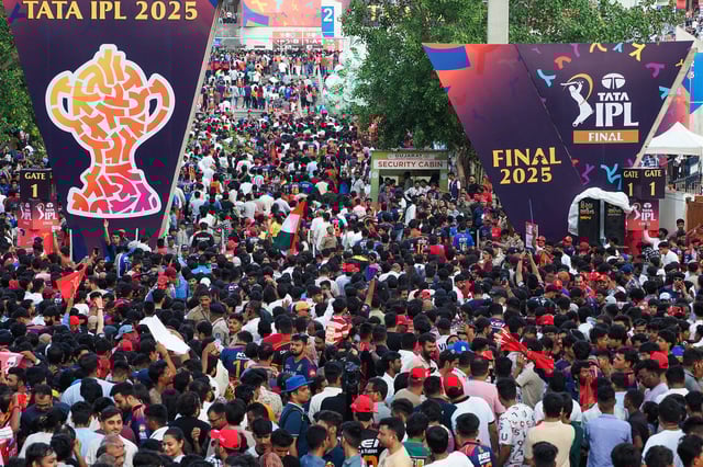 Des fans se rassemblent devant le stade Narendra Modi avant le début du match de cricket de la finale de l’Indian Premier League à Ahmedabad (Inde), le 3 juin 2025.