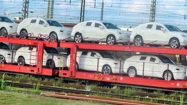 Neuwagen von Audi auf Transportwaggons der Bahn.