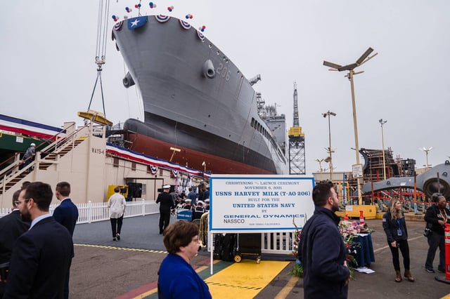 L'«USNS Harvey Milk» lors de la cérémonie de baptême et de lancement du navire à San Diego, en Californie, le 6 novembre 2021.