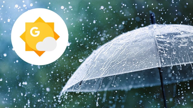 Ein transparenter Regenschirm mit fallenden Regentropfen. Im Hintergrund ist unscharfes grünes Laub zu sehen. Links im Bild befindet sich ein Google-Wetter-Icon.