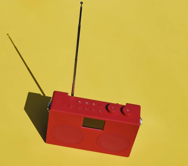 ein peppig-rotes Radio vor gelbem Hintergrund