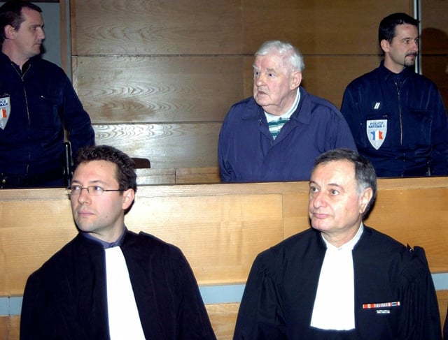 Émile Louis (au centre), jugé pour viols avec tortures et actes de barbarie et agressions sexuelles aggravées contre sa seconde épouse et sa belle-fille, le 22 mars 2004 devant la cour d'assises du Var à Draguignan