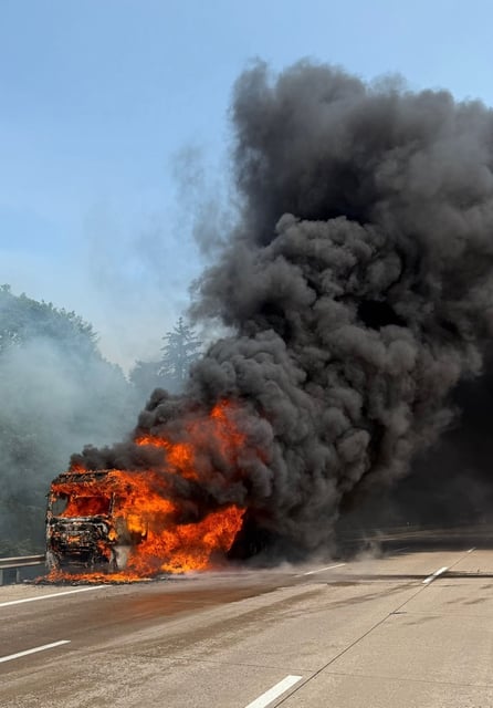Der Sattelzug brannte komplett aus.