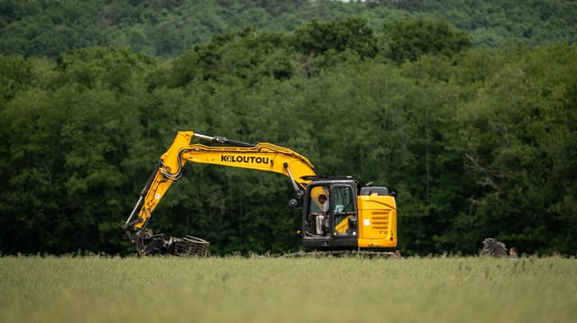 Une pelleteuse au travail à Rouvray, dans le centre-est de la France, le 26 mai 2025, alors que de nouvelles fouilles commencent dans le « cimetière » du tueur en série Émile Louis, dans l’Yonne.