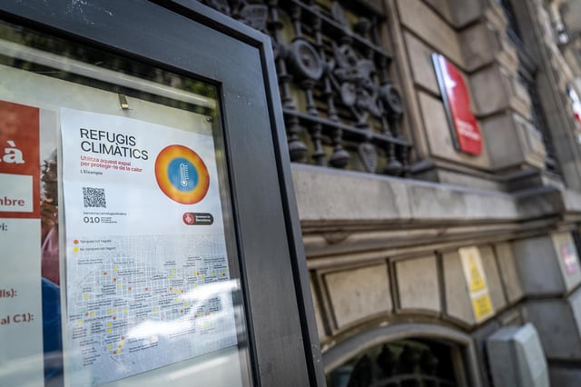 Un mapa de los refugios climáticos en un equipamiento de Barcelona, en 2024.