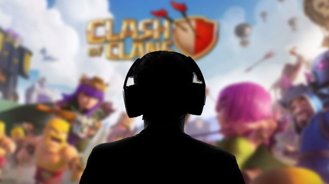 Spieler vor Clash of Clans Logo Symbolbild