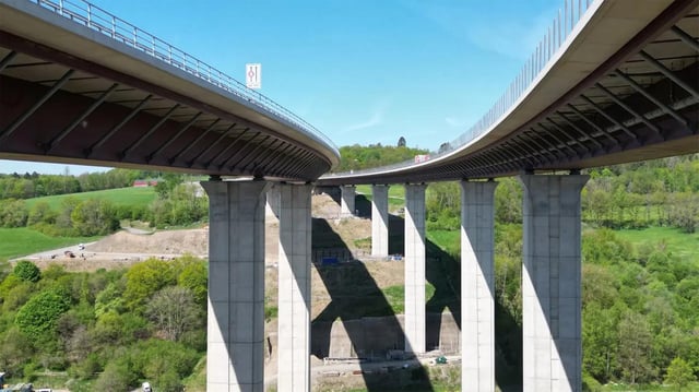 Tonnenschwere Brücke in Rinsdorf wird komplett verschoben