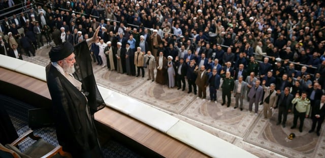 Une photo fournie par le bureau du guide suprême iranien, l'ayatollah Ali Khamenei, le montre saluant les fidèles et responsables à l'occasion du 36e anniversaire de la mort de l'ayatollah Ruhollah Khomeiny, à Téhéran le 4 juin 2025