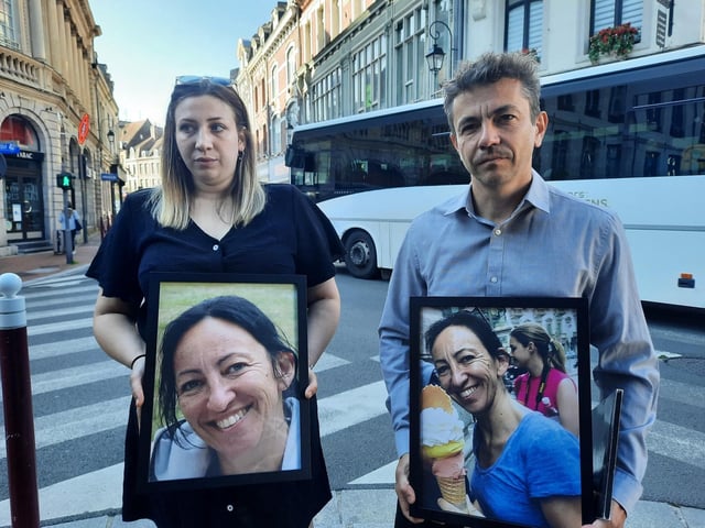 À gauche Florine, fille de Nathalie Debaillie et à droite Nicolas Debaillie, son frère, portent des portraits.