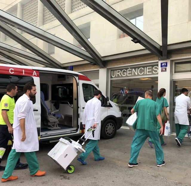 El equipo de trasplantes trasladando un órgano para una intervención.