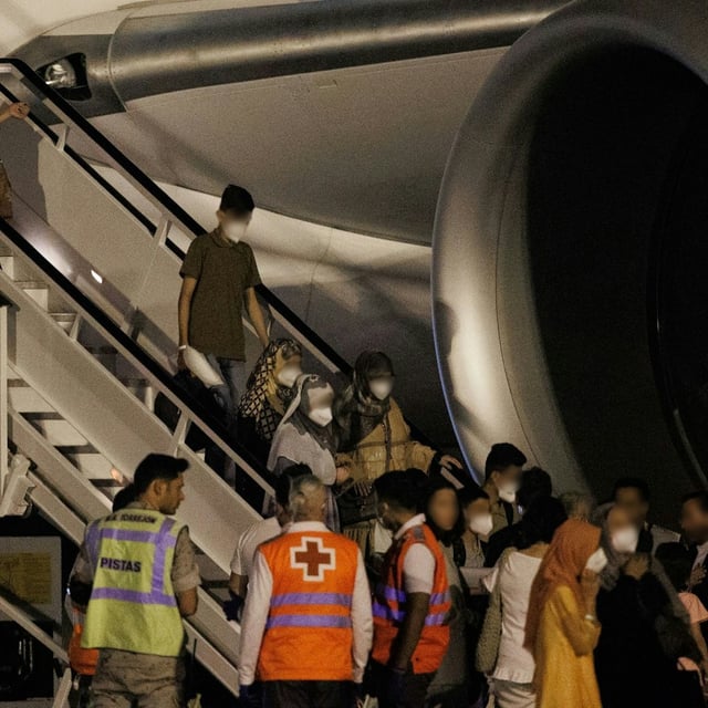 Afghanische Flüchtlinge kommen mit einem Flugzeug aus Islamabad auf dem Luftwaffenstützpunkt Torrejón de Ardoz an.