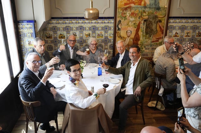 Rosa Gil, al fondo, rodeada empezando por su derecha por Carles Vilarrubí, Pedro Balañá, Joan Gaspart, Carme Ruscalleda, Bruno Balbás y Eduardo Mendoza.