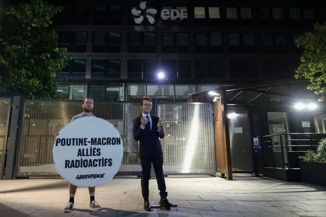 Nach dem Diebstahl einer Wachsfigur des französischen Präsidenten Emmanuel Macron durch Aktivisten der Umweltorganisation Greenpeace ist die Figur in das Wachsfigurenkabinett zurückgebracht worden.