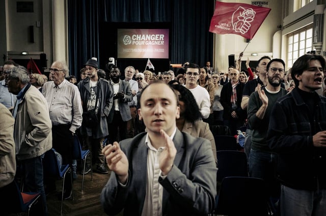 Pendant un meeting de Nicolas Mayer-Rossignol à Paris le 24 mai 2025.
