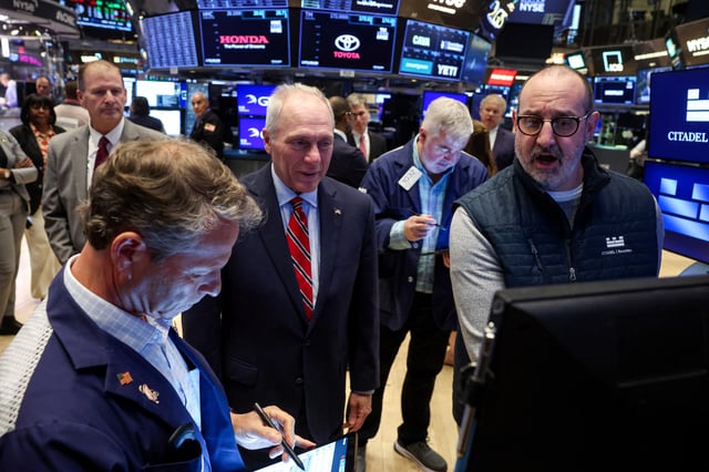 Traders work as U.S. House Majority Leader Steve Scalise (R-LA) observes trading on the floor at the New York Stock Exchange (NYSE) in New York City, U.S., April 15, 2025.  REUTERS/Brendan McDermid/File Photo