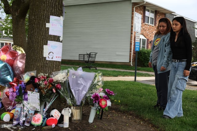 Kimberly Ponce, 11, and her mom, Melissa Ponce, visit the memorial for Eyani Jones, 10, along with her sister, Janiya Jenkins, 21,near the family’s Streamwood town home along the 1600 block of McKool Avenue on May 30, 2025,  in Streamwood. The sisters were stabbed to death Wednesday night.  Kimberly Ponce, a friend of Eyani Jones, said “she was very nice and always complimented me on my outfits. She was a really good friend. Every time I saw her she made my day.&#34; (Stacey Wescott/Chicago Tribune)
