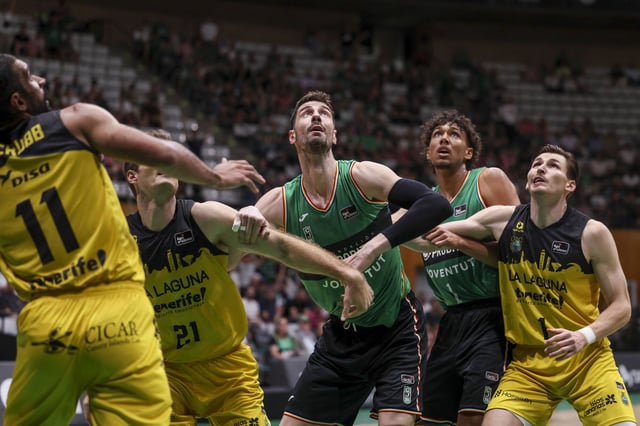 Ante Tomic, en primer término, espera al rebote.