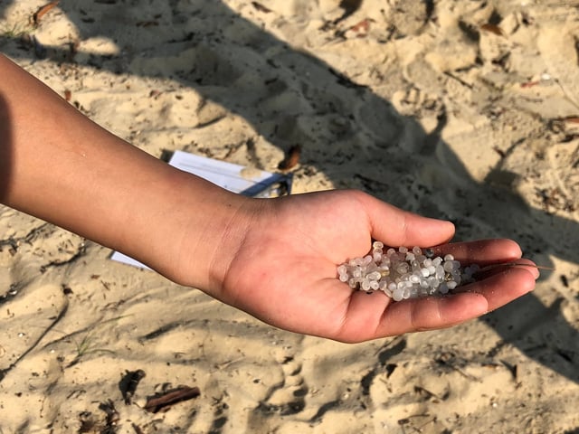 Microplastics can come in the form of small plastic pellets, as well as in less obvious forms — from synthetic cothing fibers to shreds from ropes and tires. ©Shutterstock/Loretta Sze