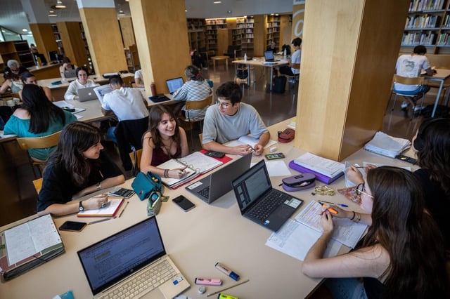 Estudiantes en la biblioteca Jaume Fuster de Barcelona estudiando para selectividad.