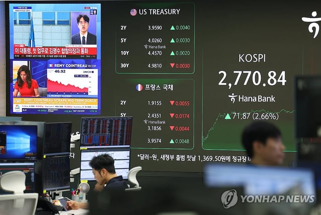 This photo taken June 4, 2025, shows Hana Bank's dealing room in central Seoul. (Yonhap)