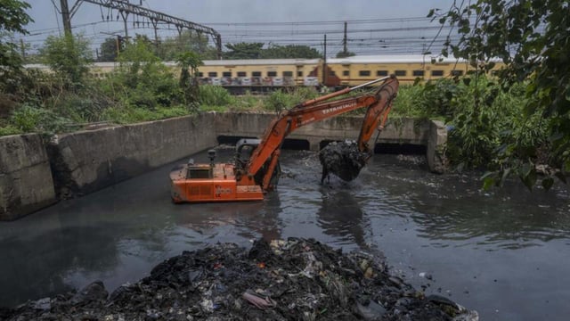 Each year before monsoon, the BMC’s stormwater drainage department undertakes the desilting of major drains in the city.(Photo by Satish Bate/ Hindustan Times) (Hindustan Times)