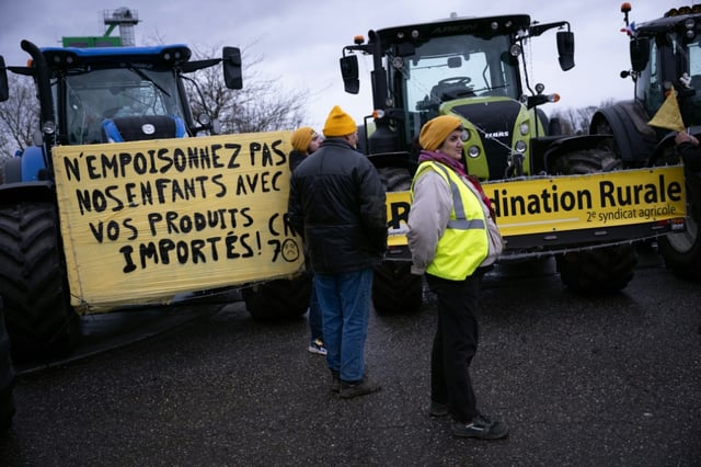 Des agriculteurs français manifestent devant le Palement européen contre l'accord du Mercosur, à Strasbourg le 19 décembre 2024