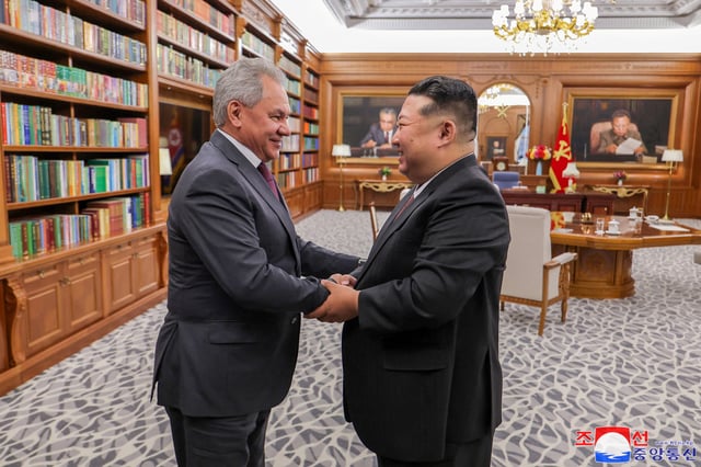 Le leader nord-coréen Kim Jong-un serre la main du secrétaire du Conseil de sécurité de la Russie, Sergueï Choïgou, à Pyongyang, en Corée du Nord, le 4 juin 2025.