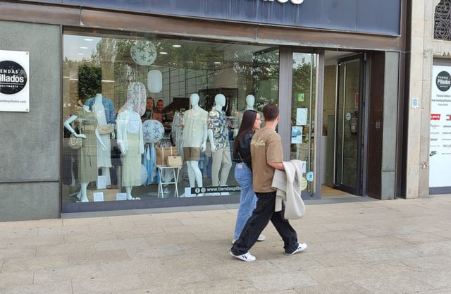 Una tienda de ropa en el centro de Cangas. |  Santos Álvarez