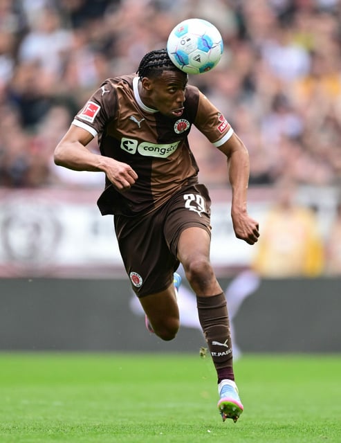 Voll Kraft voraus – aber wohin? St. Pauli will Stürmer Morgan Guilavogui fest verpflichten, das letzte Wort hat aber RC Lens.