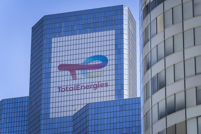 TotalEnergies continue de se présenter comme un bon élève sur le plan de la transition énergétique, comparé aux autres majors, qui remettent largement en cause leurs engagements en la matière.