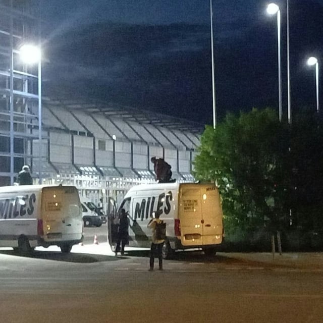 Die Aktivisten setzten sich auf den Dächern einiger Fahrzeuge fest.