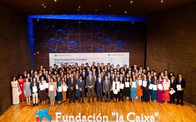 El centenar de estudiantes becados posan con Su Majestad el Rey.