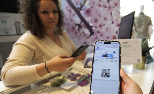 Un cliente canjea su Bono Comercio en un negocio de A Estrada. |  Bernabé/ Javier Lalín