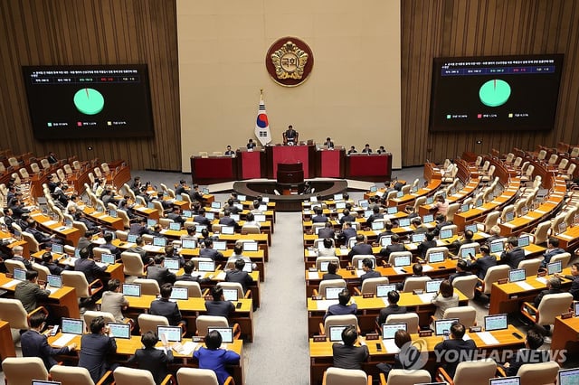 The National Assembly passes a bill calling for a special investigation into former President Yoon Suk Yeol's failed martial law bid during a plenary session on June 5, 2025. (Yonhap)